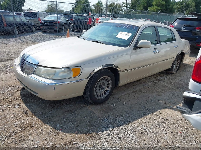 1999 Lincoln Town Car Cartier, Обычный износ, IAAI, VIN 1LNHM83W7XY669086 — фото 2
