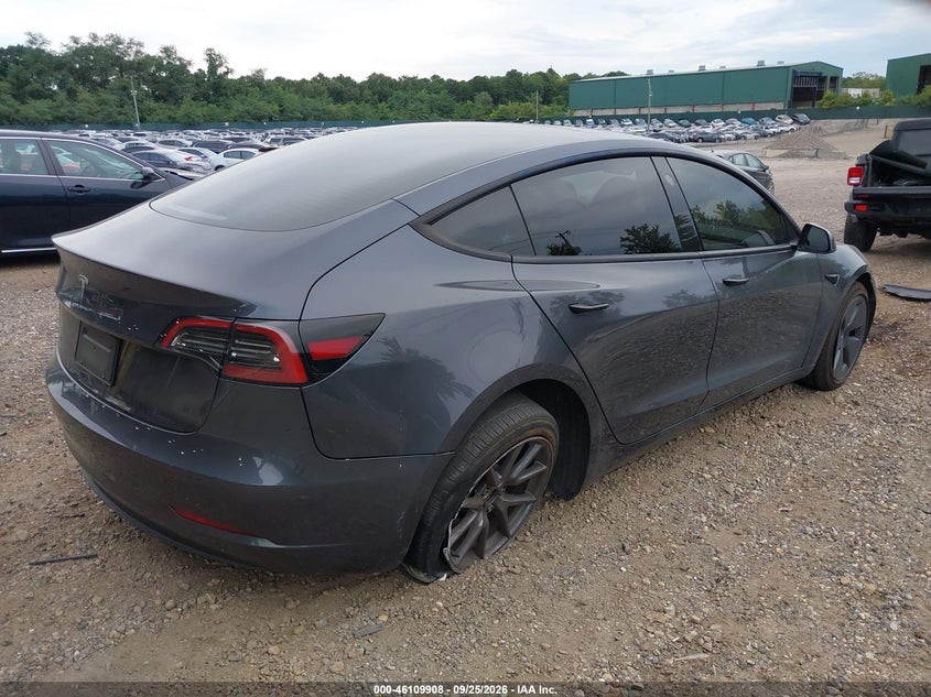 TESLA MODEL 3 - zdjęcie 4