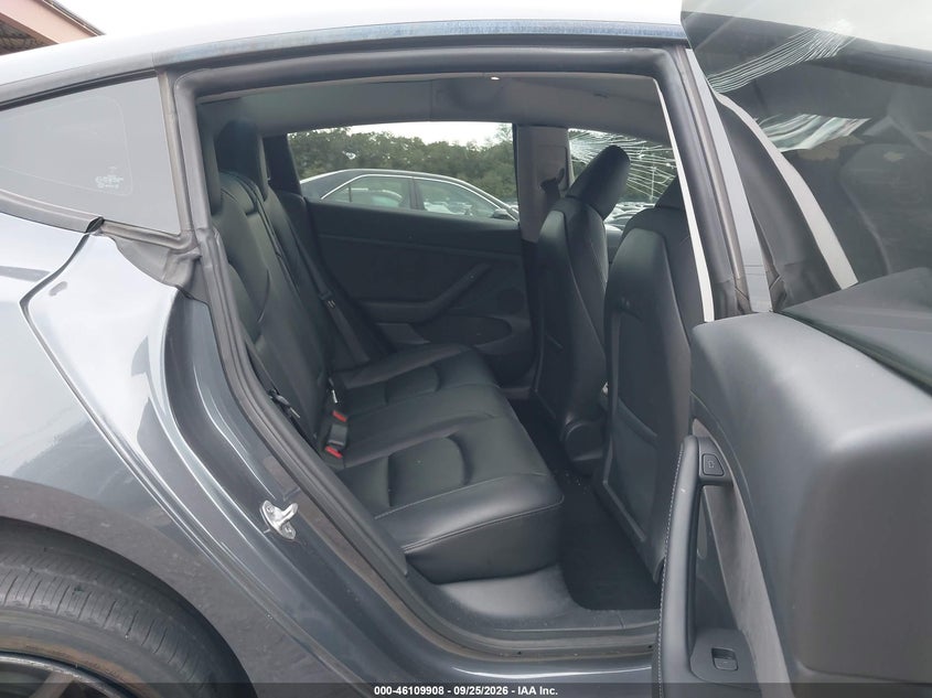 TESLA MODEL 3 - zdjęcie 8