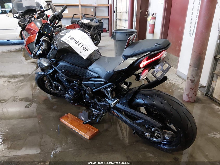 KAWASAKI ZR900 2025