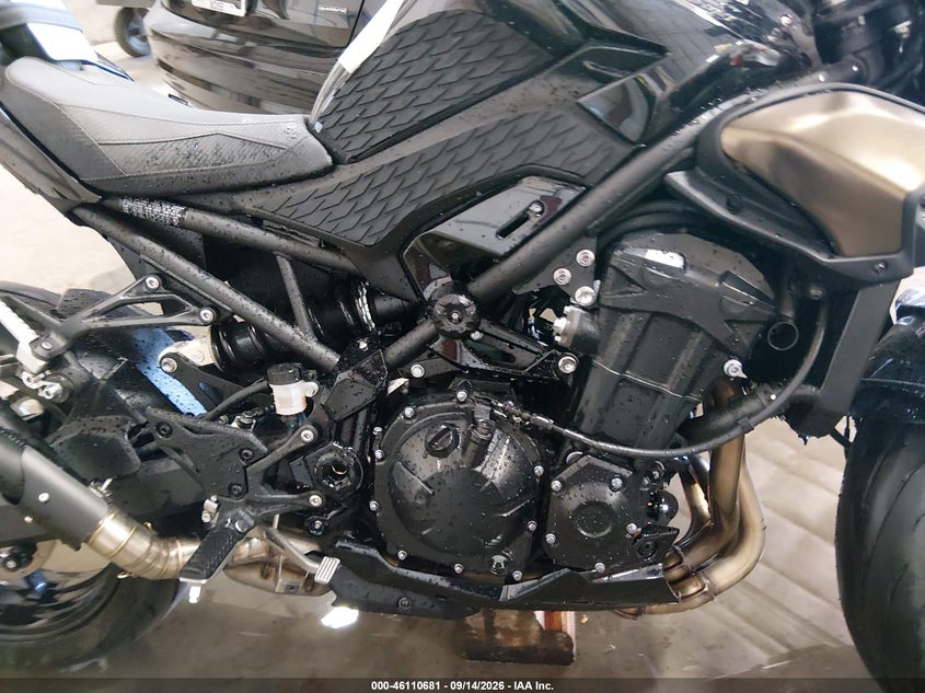 KAWASAKI ZR900 2025