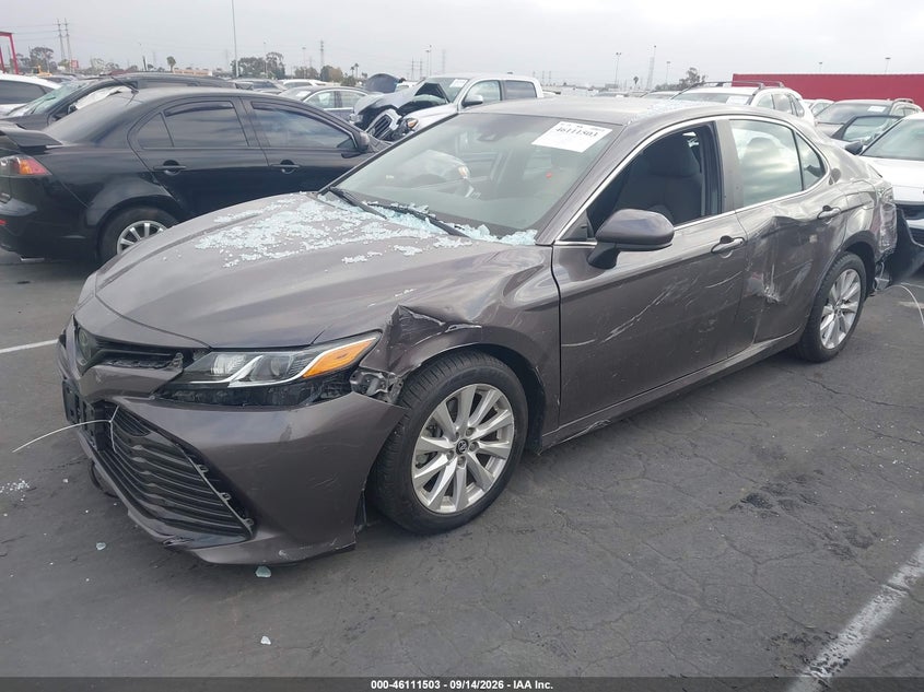 2018 Toyota Camry Le, Перёд и зад, IAAI, VIN 4T1B11HK9JU065582 — фото 2