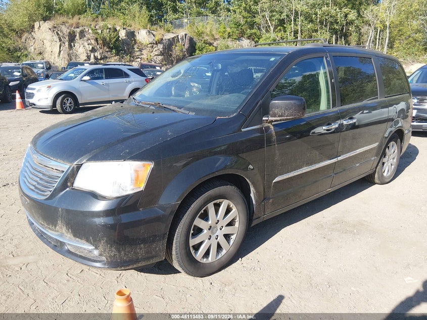 2015 CHRYSLER TOWN & COUNTRY auction photo 2
