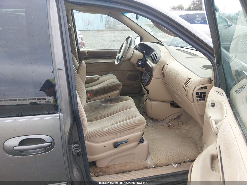1997 CHRYSLER TOWN & COUNTRY auction photo 5