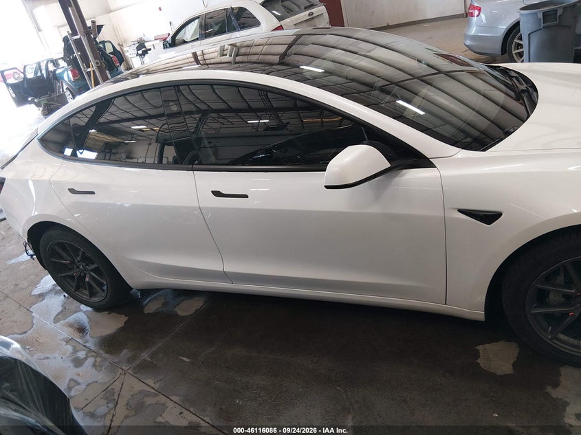 TESLA MODEL 3 - zdjęcie 14