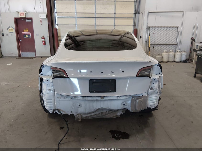 TESLA MODEL 3 - zdjęcie 17