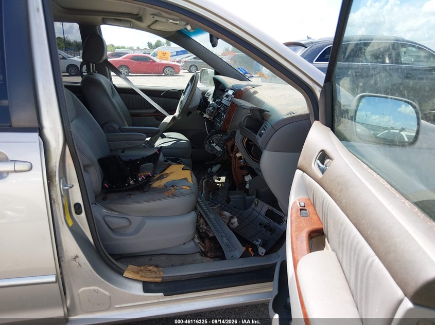 2004 TOYOTA SIENNA auction photo 5