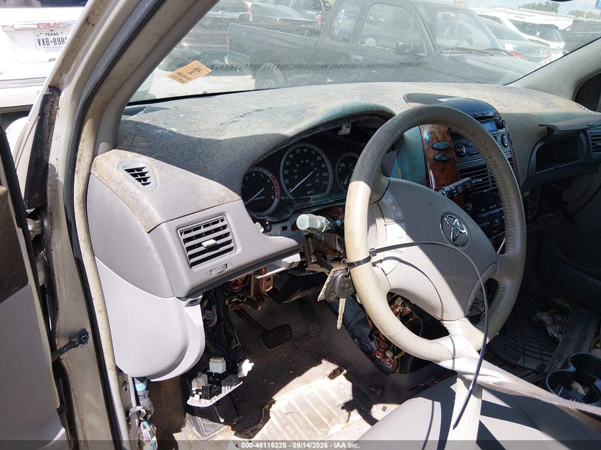 2004 TOYOTA SIENNA auction photo 7