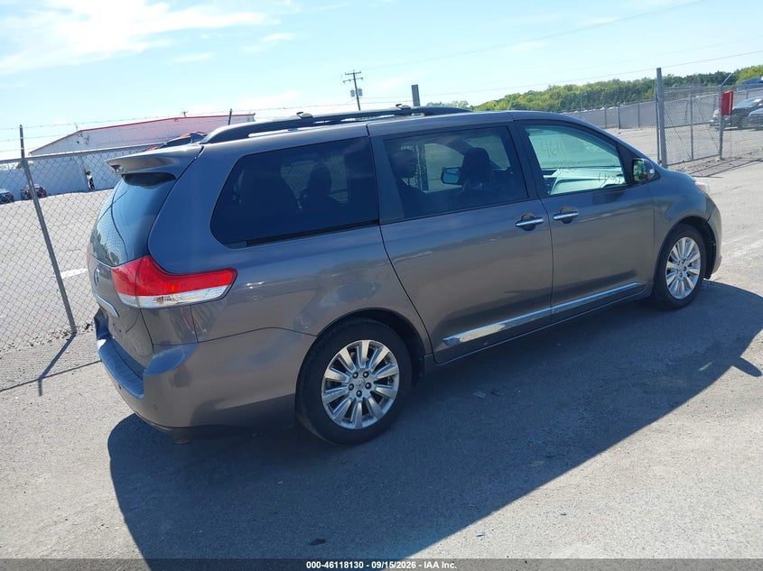 2014 TOYOTA SIENNA auction photo 4
