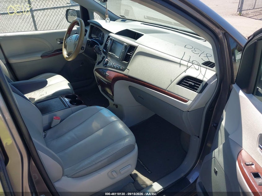 2014 TOYOTA SIENNA auction photo 5