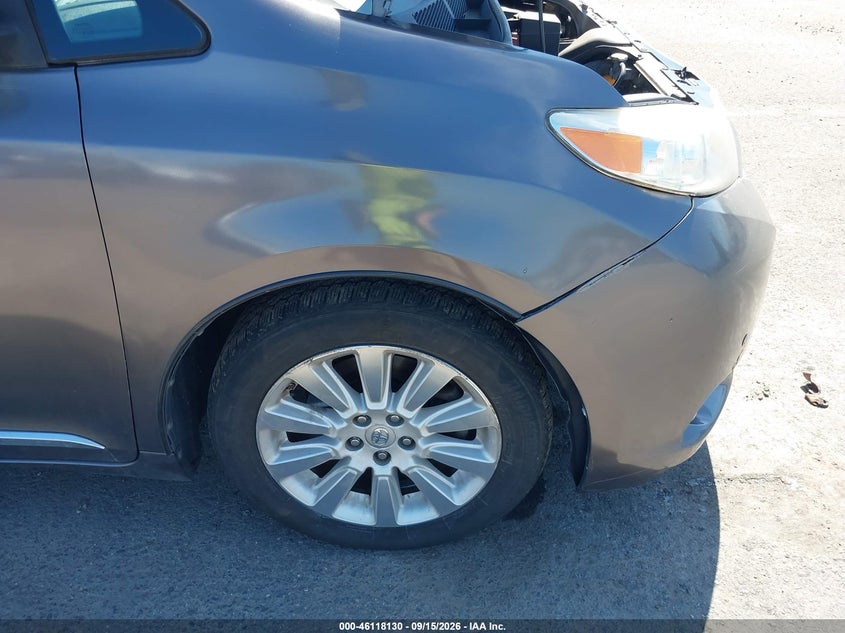 2014 TOYOTA SIENNA auction photo 6