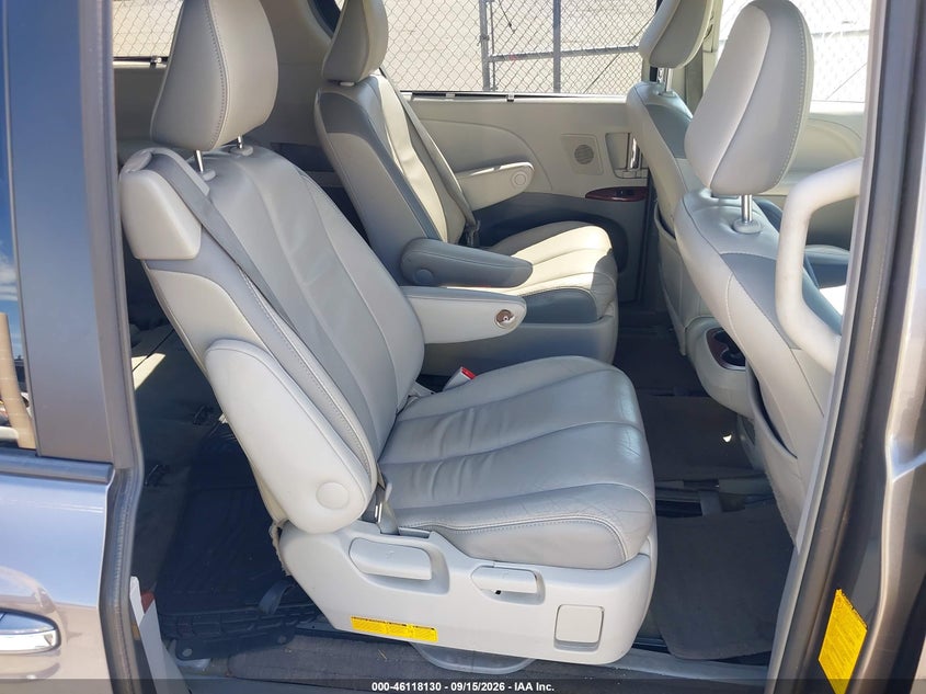 2014 TOYOTA SIENNA auction photo 8