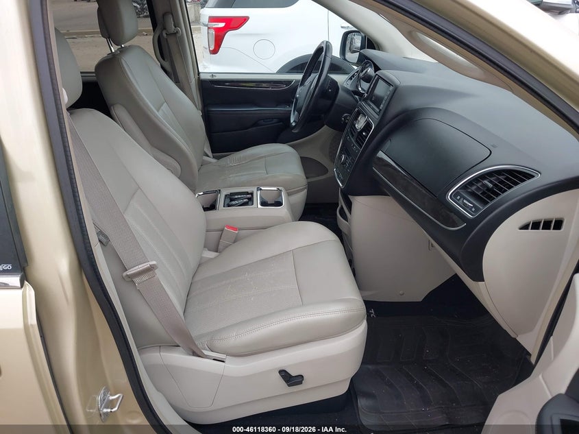2011 CHRYSLER TOWN & COUNTRY auction photo 5