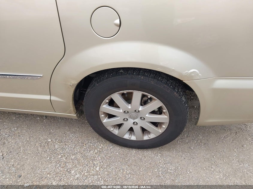 2011 CHRYSLER TOWN & COUNTRY auction photo 6