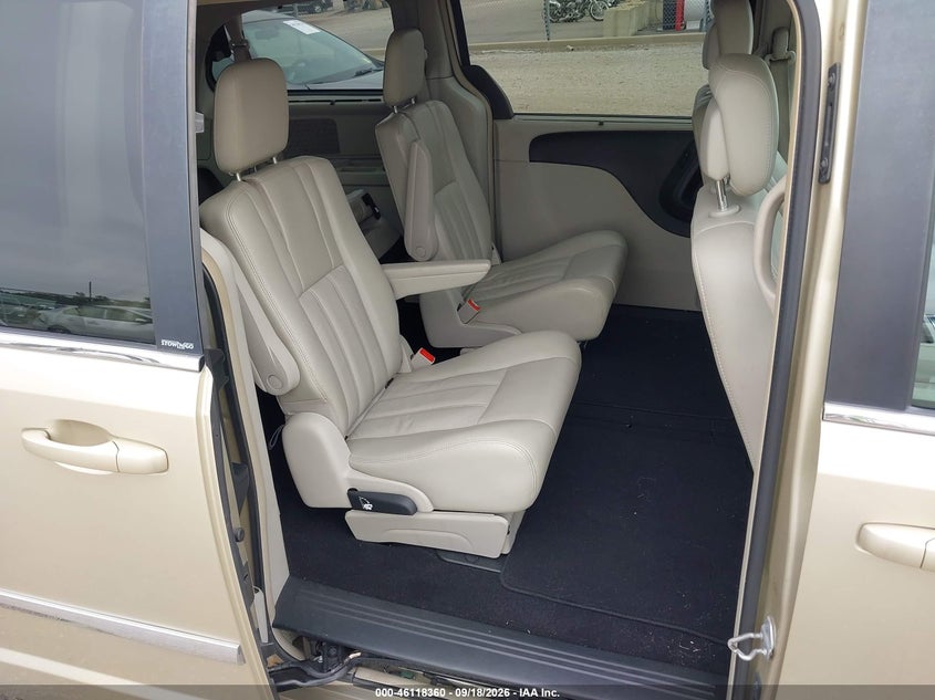 2011 CHRYSLER TOWN & COUNTRY auction photo 8