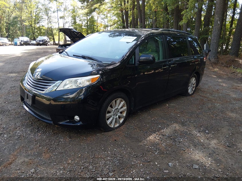 2014 TOYOTA SIENNA auction photo 2