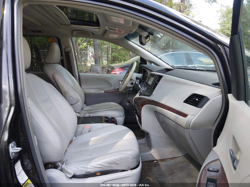2014 TOYOTA SIENNA auction photo 5
