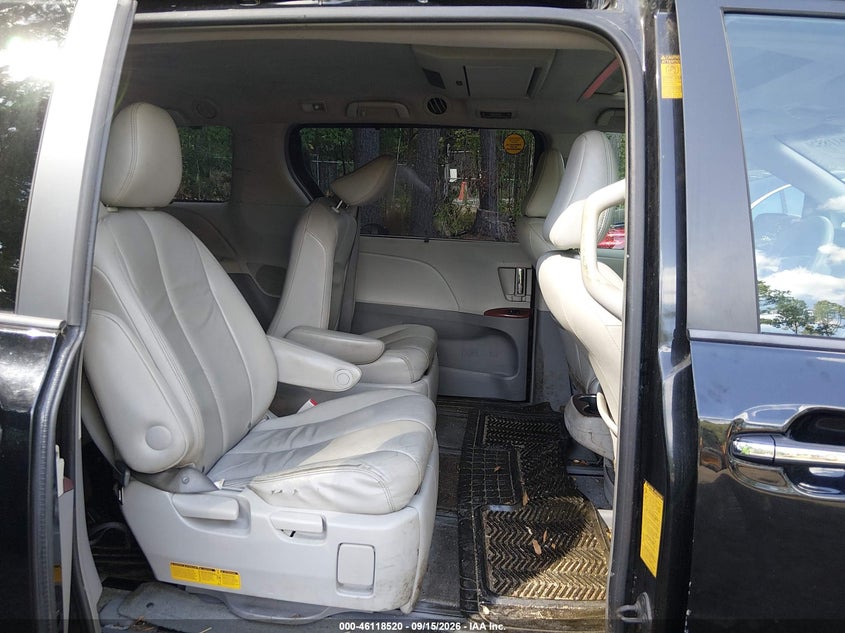2014 TOYOTA SIENNA auction photo 8