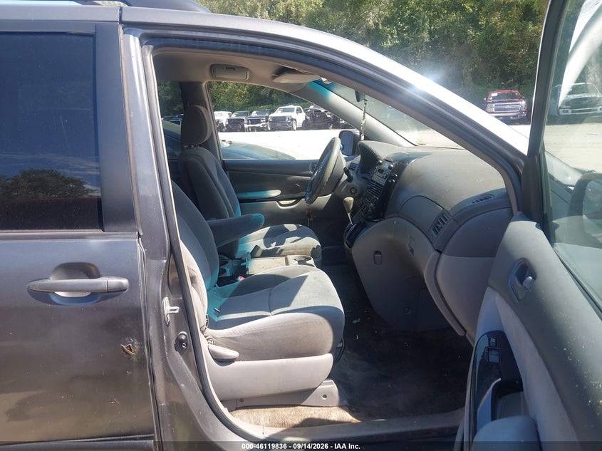 2005 TOYOTA SIENNA auction photo 5
