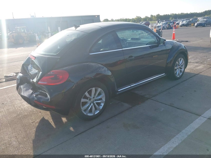 2013 VOLKSWAGEN BEETLE 2.0L TDI · Фото 4