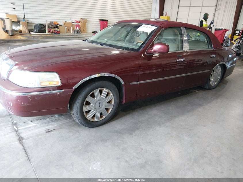 2004 LINCOLN TOWN CAR auction photo 2