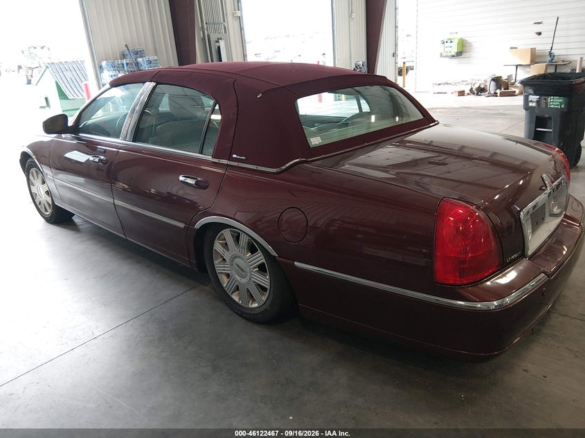 2004 LINCOLN TOWN CAR auction photo 3