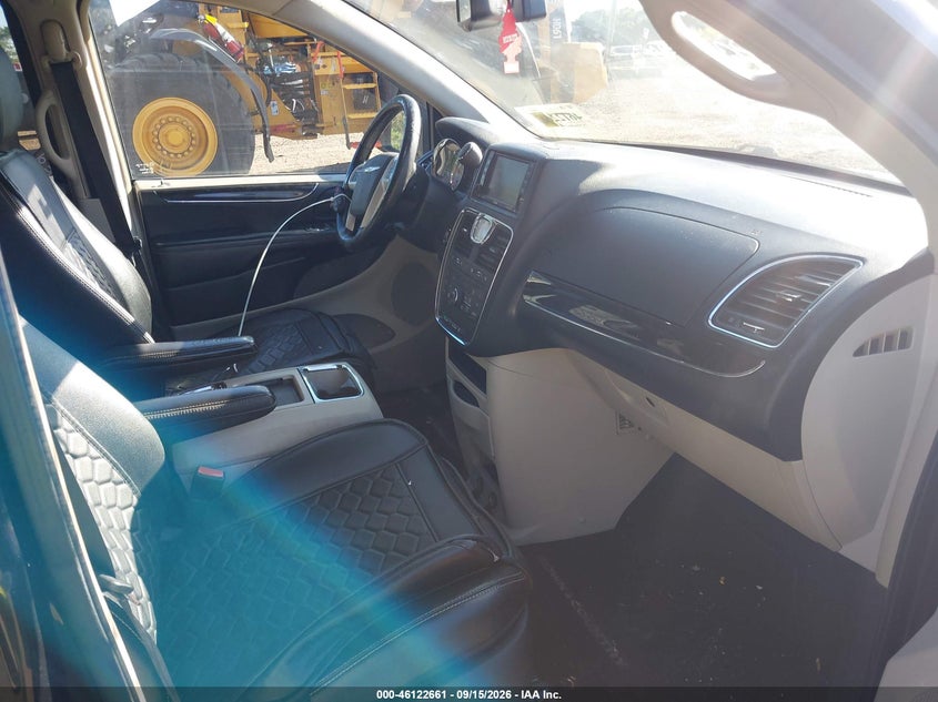 2014 CHRYSLER TOWN & COUNTRY auction photo 5