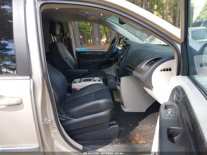 2014 CHRYSLER TOWN & COUNTRY auction photo 5