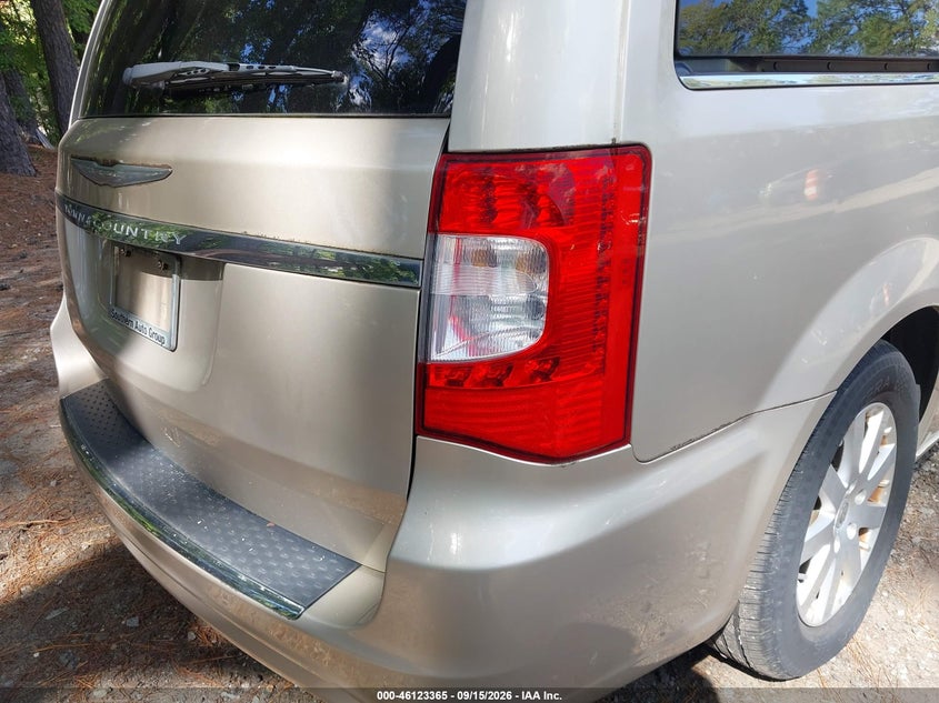 2014 CHRYSLER TOWN & COUNTRY auction photo 6