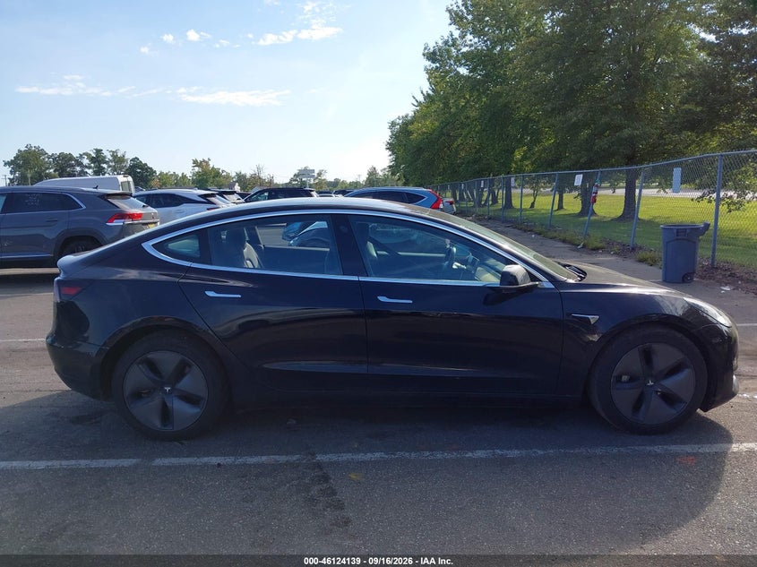 TESLA MODEL 3 - zdjęcie 11