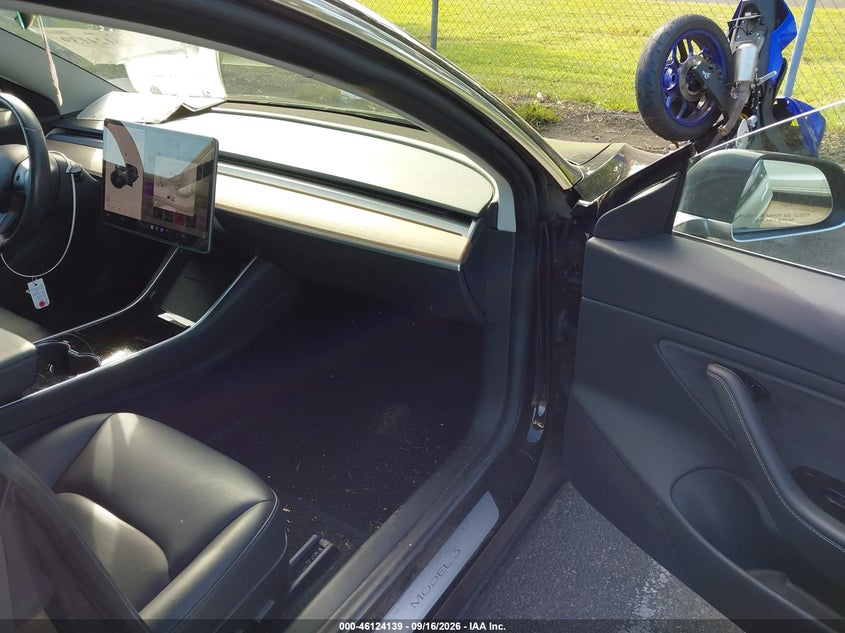 TESLA MODEL 3 - zdjęcie 5