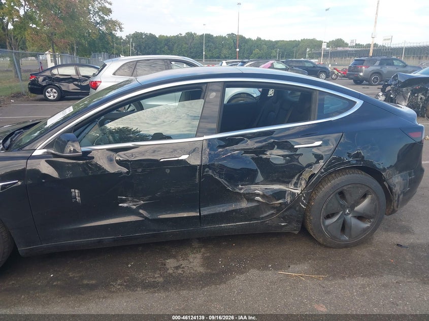 TESLA MODEL 3 - zdjęcie 6