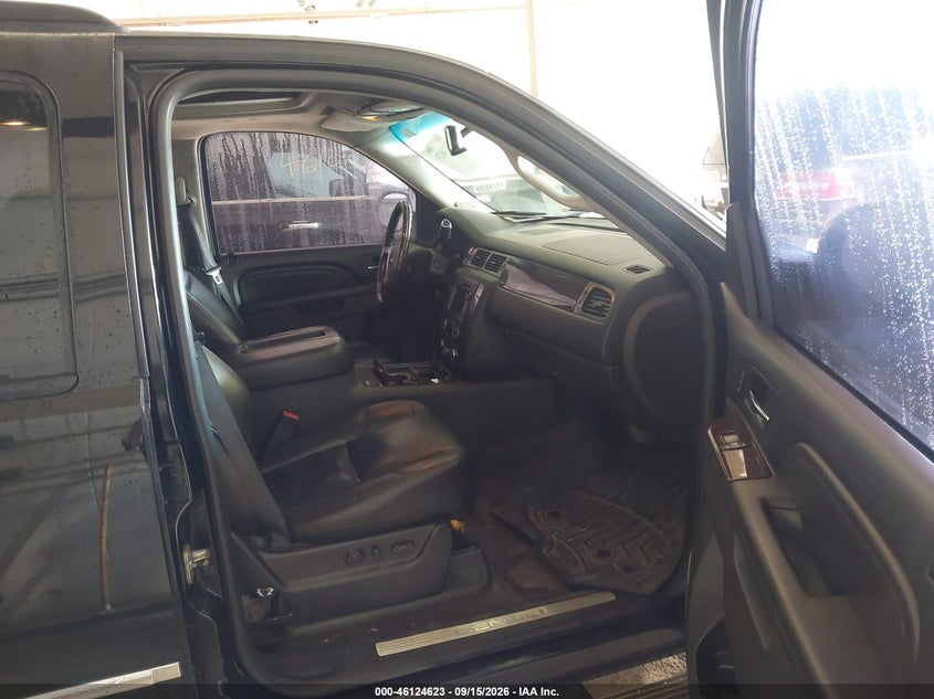 2010 GMC YUKON auction photo 5