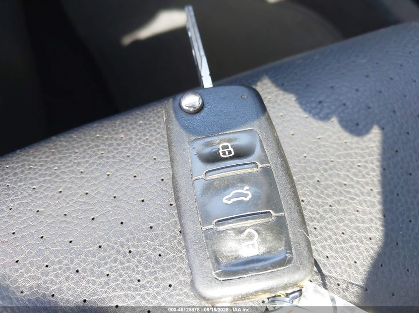 VOLKSWAGEN TIGUAN 2011 VIN WVGAV7AX6BW547313