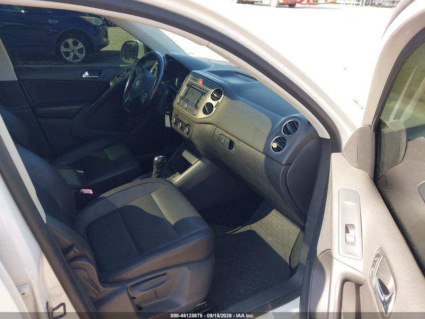 VOLKSWAGEN TIGUAN 2011 VIN WVGAV7AX6BW547313