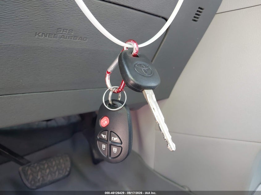 TOYOTA SIENNA - zdjęcie 11