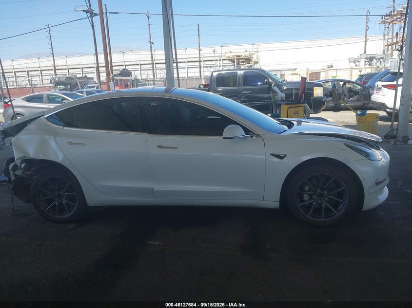 TESLA MODEL 3 - zdjęcie 13