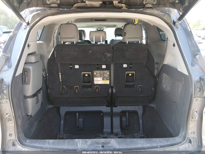 TOYOTA SIENNA - zdjęcie 17