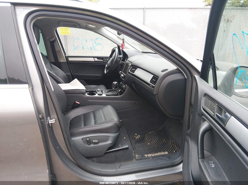 2012 VOLKSWAGEN TOUAREG auction photo 5