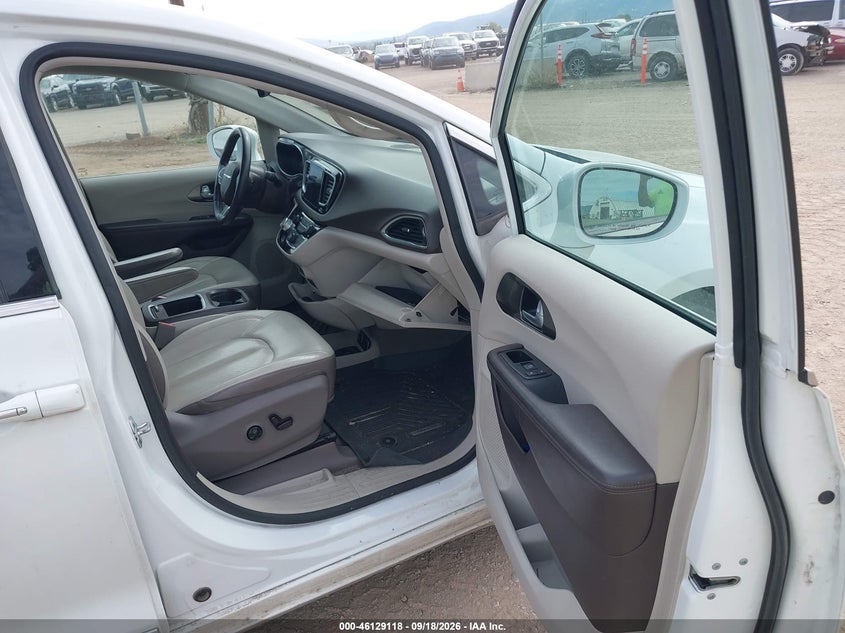2017 CHRYSLER PACIFICA auction photo 5