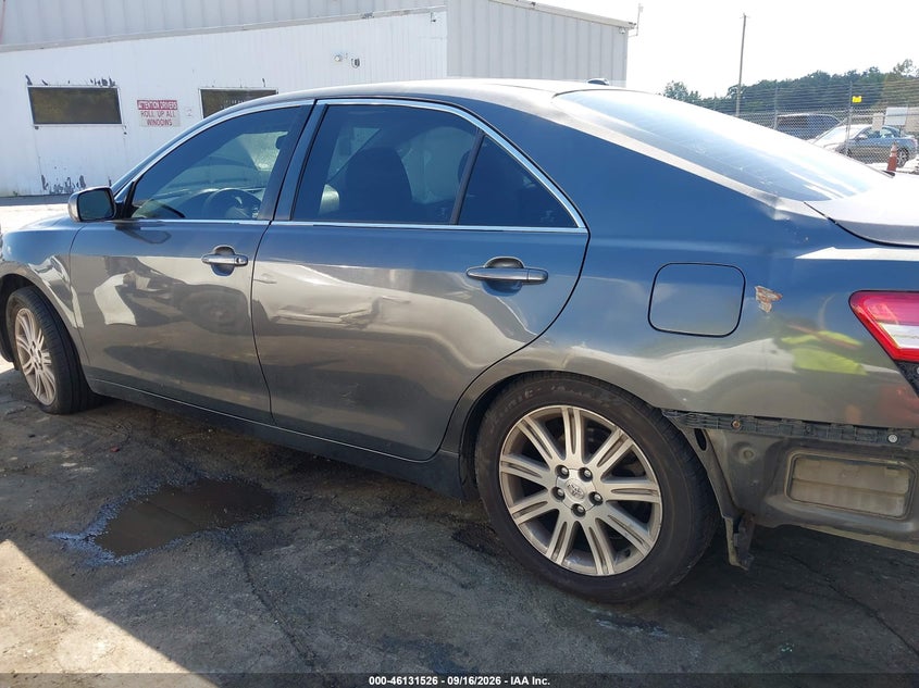2011 TOYOTA CAMRY LE · Фото 15