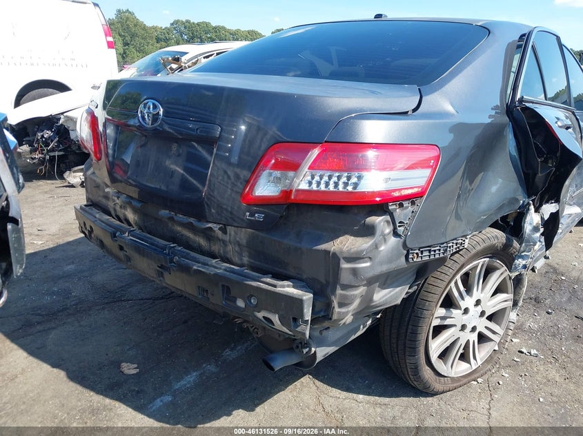2011 TOYOTA CAMRY LE · Фото 18