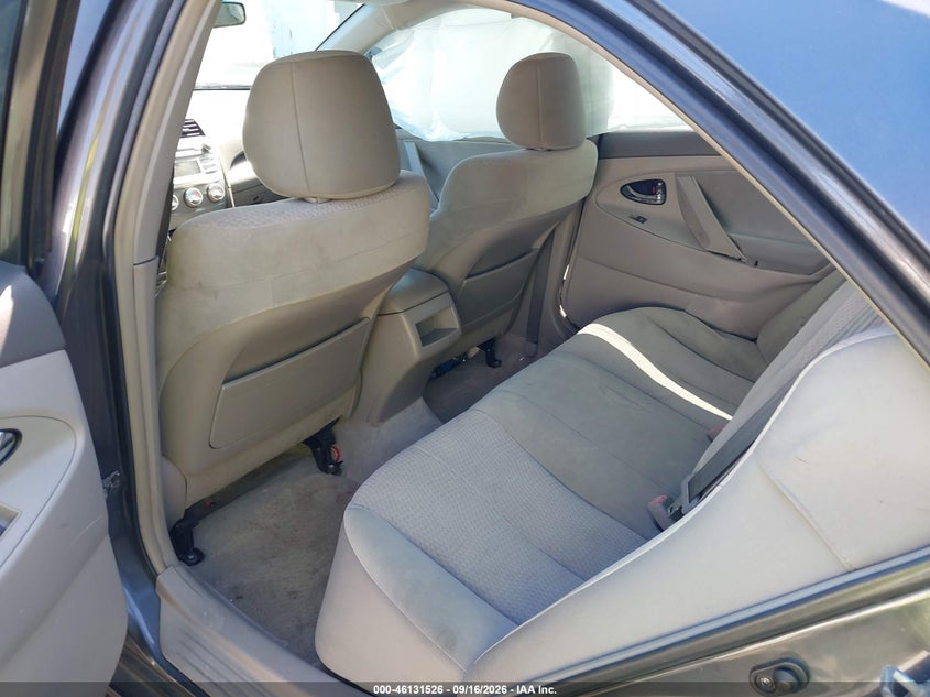 2011 TOYOTA CAMRY LE · Фото 8