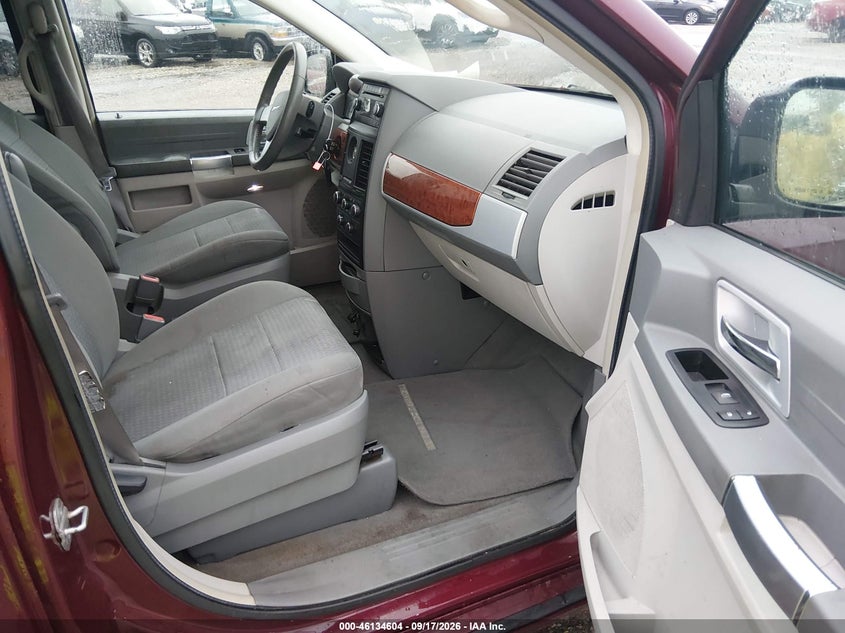 2008 CHRYSLER TOWN & COUNTRY auction photo 5