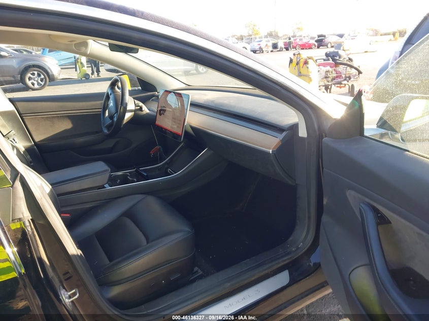 TESLA MODEL 3 - zdjęcie 5
