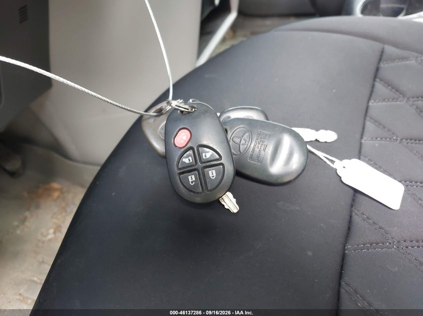 TOYOTA SIENNA - zdjęcie 11