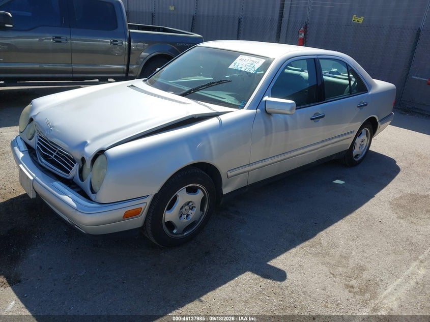 1997 Mercedes-Benz E 420, Front End, IAAI, VIN WDBJF72F9VA527158 — photo 2