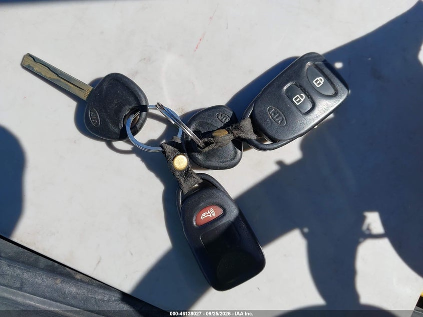 KIA SORENTO 2011 VIN 5XYKTCA12BG137768