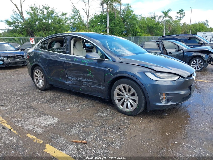 TESLA MODEL X - zdjęcie 1