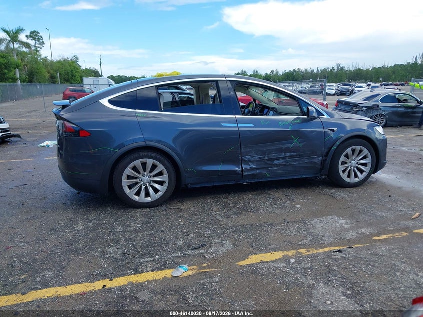 TESLA MODEL X - zdjęcie 12